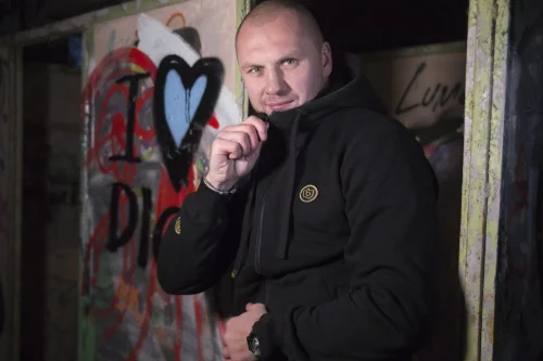 Czarna bluza na zamek z kapturem
