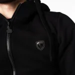 Czarna bluza z kapturem i metalowo-skórzaną tarczą Prestige.png