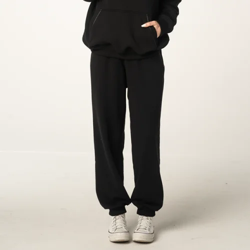Czarne  spodnie dresowe joggery damskie oversize Czarne bawełniane damskie spodnie dresowe Prestige.png