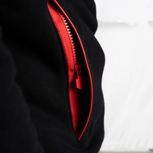 Stylowy czarno-czerwony dres męski bawełniany Czarno-czerwona bluza męska z czerwoną lamówką
